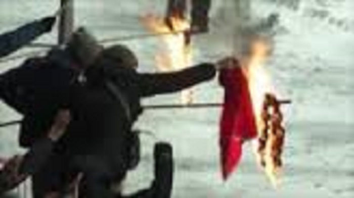 Hinchas de Dinamo de Kiev queman bandera turca ante Besiktas